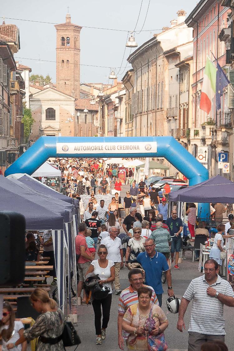 Corso XX Settembre: sinfonia di cibo, musica e colori