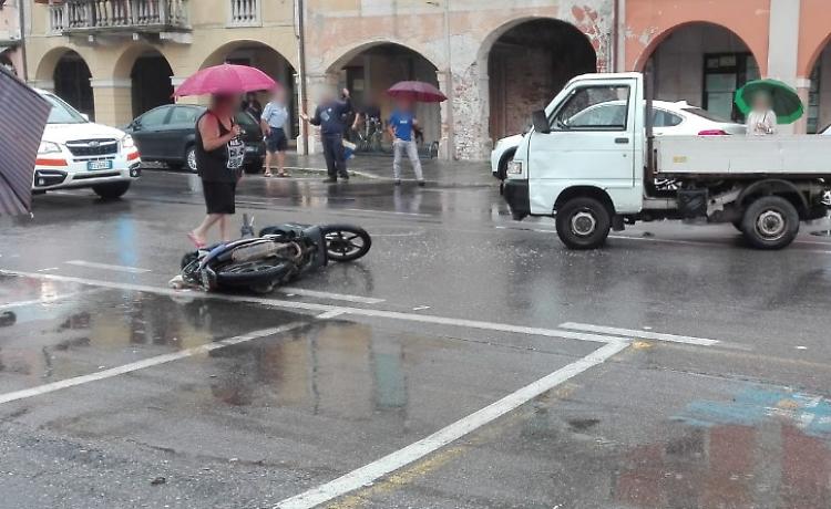 Scontro in piazza tra scooter e autocarro, due in ospedale