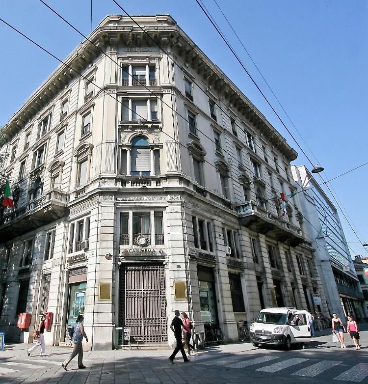 Misterioso furto alla Cariparma