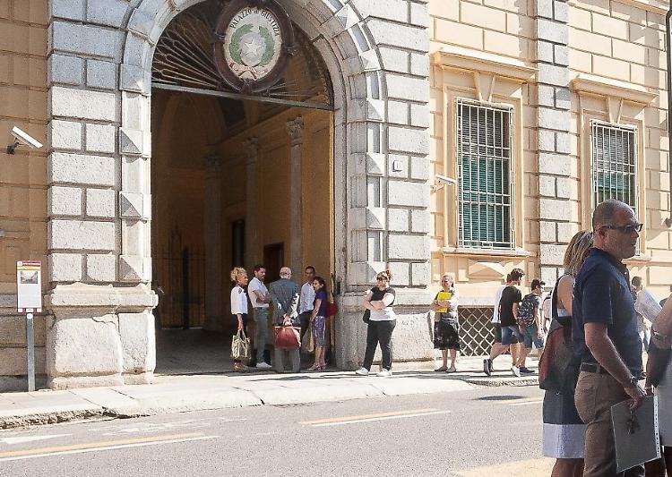 Bacio rubato, condannato a  20 mesi