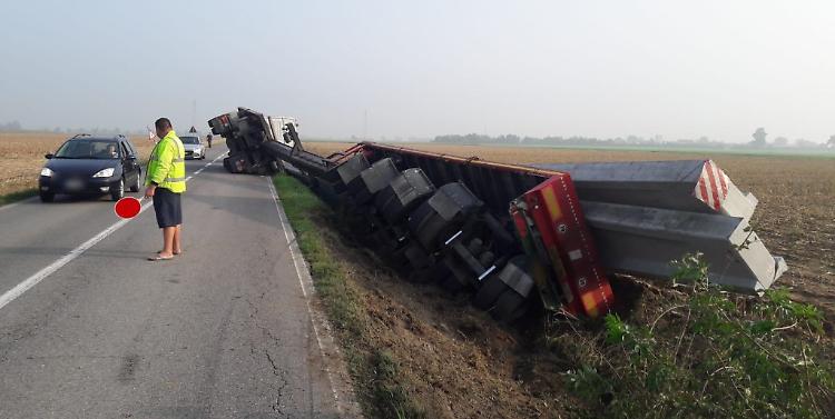 Camion si ribalta lungo la Quinzanese, tragedia sfiorata