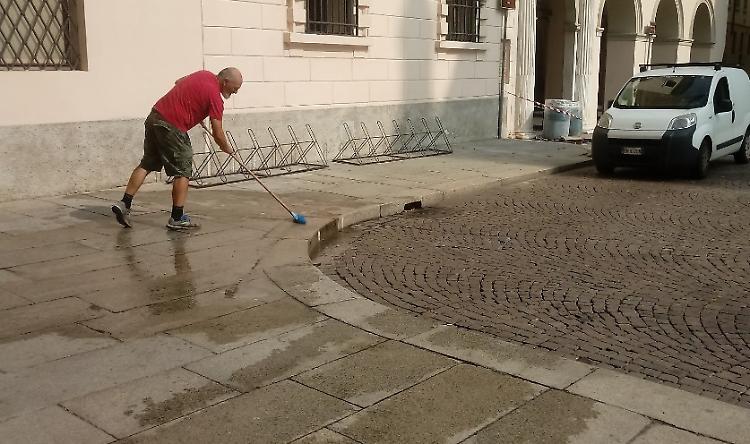 Piazza Duomo, dopo Vini & Sapori porfido imbrattato dall'olio
