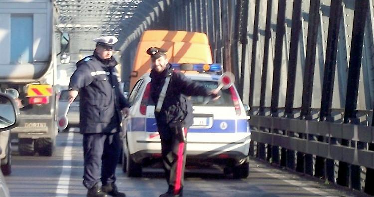 Tir selvaggio sul ponte del Po, in 2 ore 33 verbali per eccesso di peso