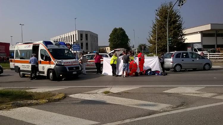 Attraversa l'incrocio e viene investita, muore anziana