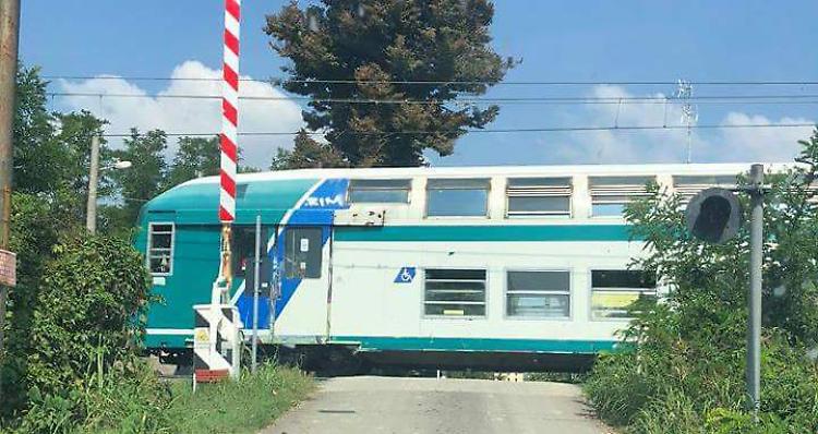 Sbarre su, il treno passa. «Salvata dal fischio del locomotore»