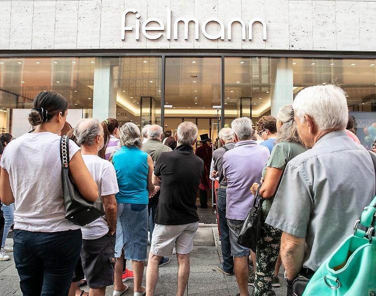 Aperto Fielmann, subito assalto in corso Campi