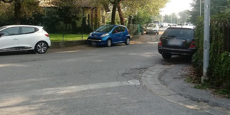 Sosta selvaggia, "auto posteggiate ovunque"