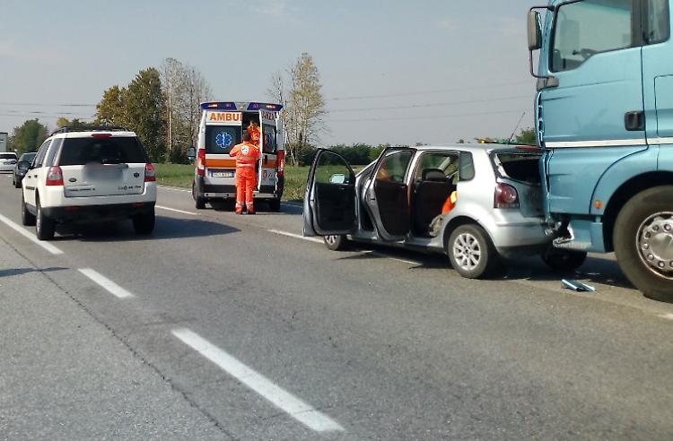Scontro  auto-camion sulla Paullese, due feriti e traffico in tilt