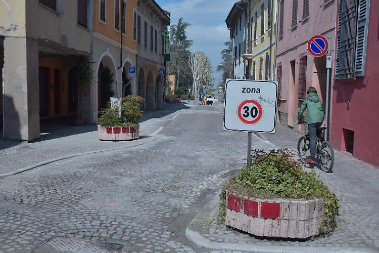 In via Baldesio crollo di passaggi e velocità