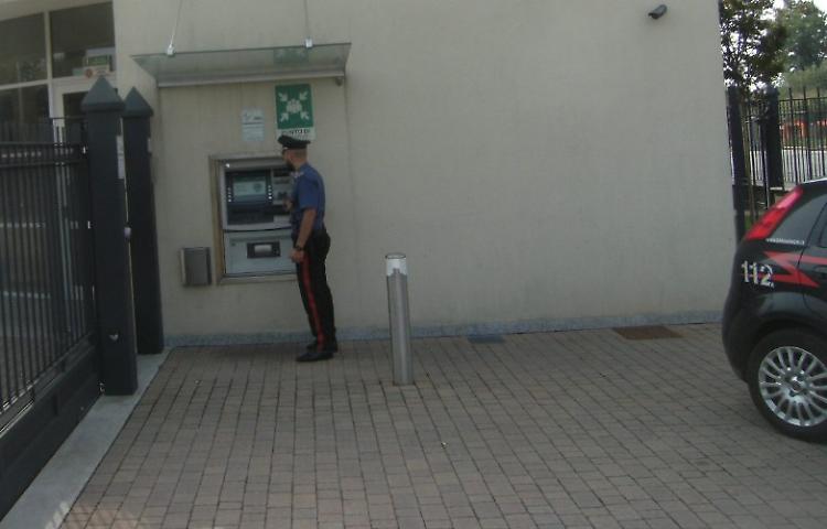 Identificato e denunciato il rapinatore della donna al bancomat