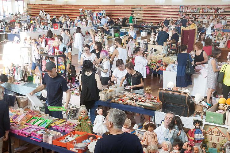 Bambole e giochi, palestra della Cava presa d'assalto