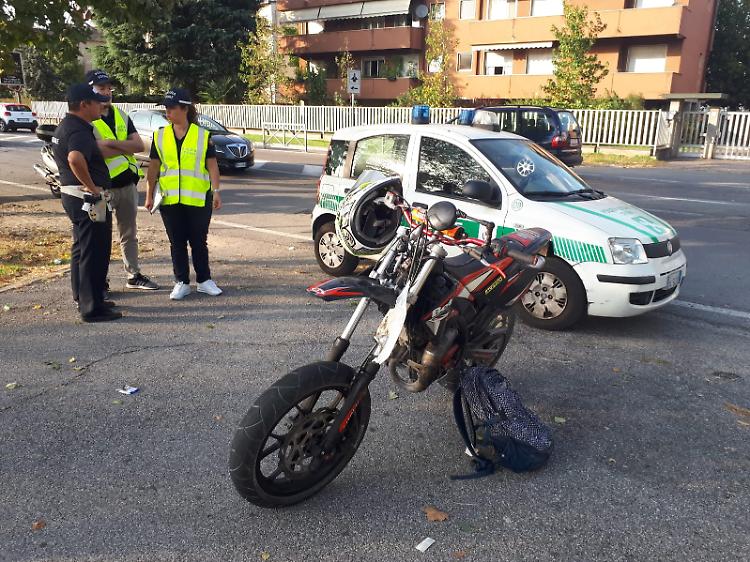 Due incidenti vicino a scuola: quattro studentesse investite