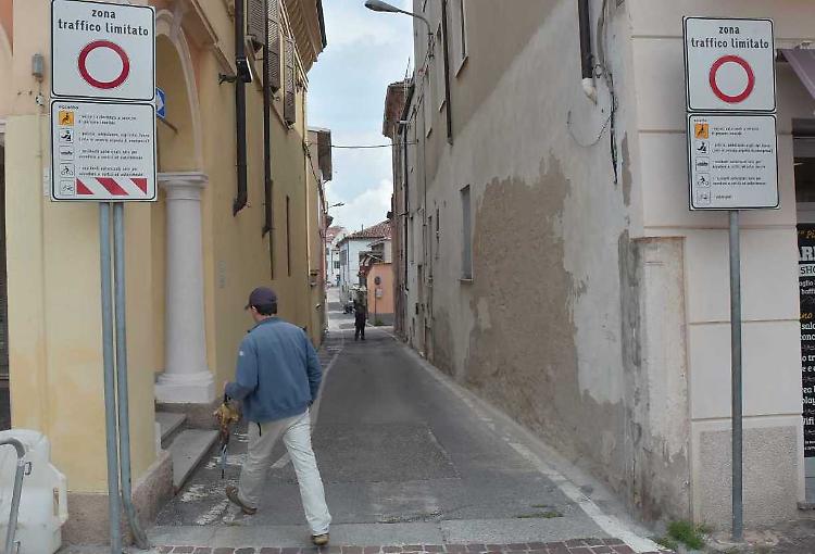 Protesta:  ‘Tutto il traffico si scarica su vicolo Chiozzi’
