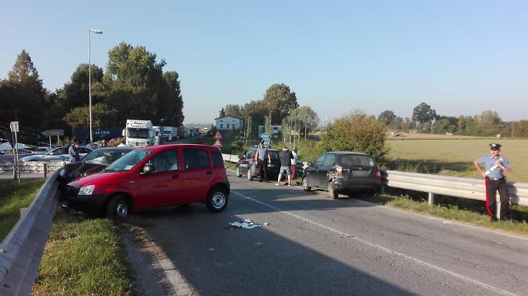 Tamponamento e frontale, tre feriti