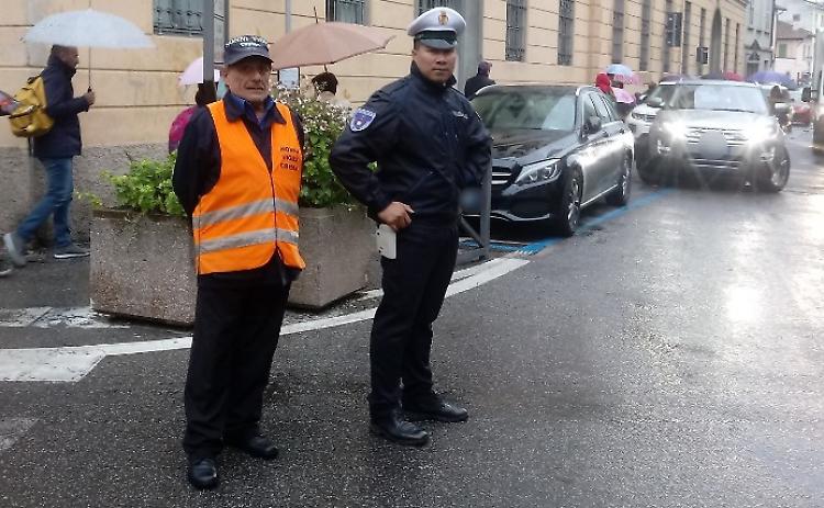 Inciviltà e maleducazione, se ne vanno i nonni vigili