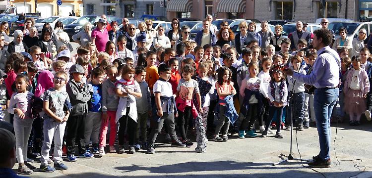 Gli alunni in piazza per celebrare nonni e nonne