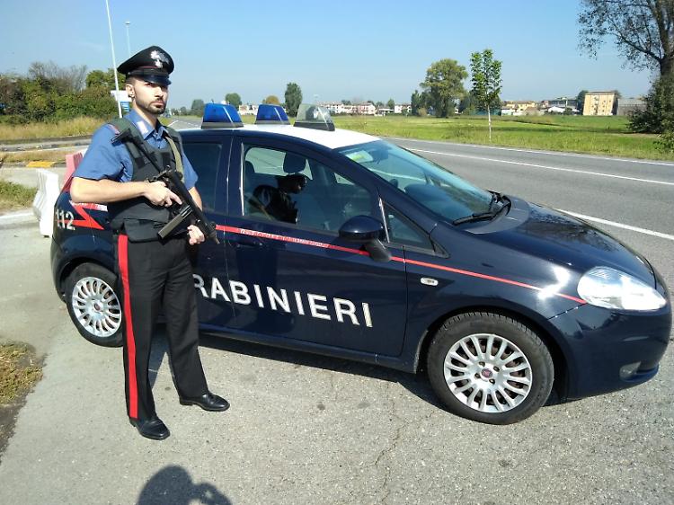Guida senza patente e false generalità, denunciato 24enne