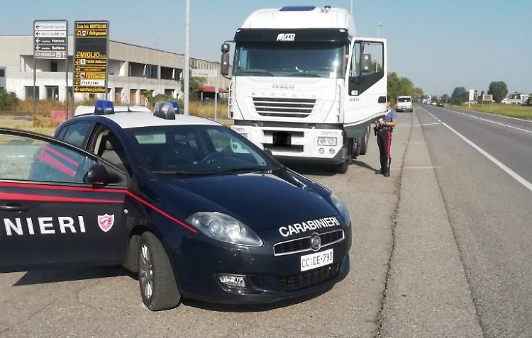 Controlli sui mezzi pesanti, camionisti sanzionati