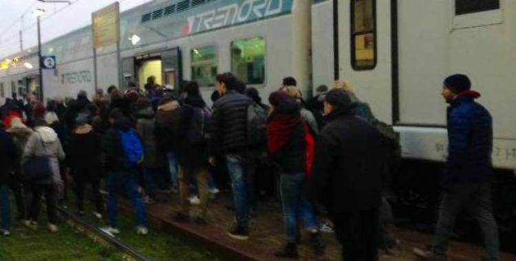 Ferrovia, mattinata 'nera'. Guasto sulla linea: ritardi