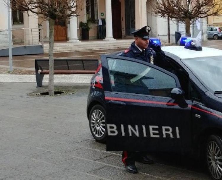 Famiglia a cena, faccia a faccia con il ladro in salotto