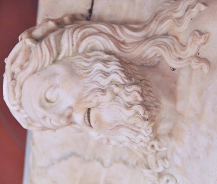 La gente scopre e fa suo il ‘Cristo deposto’
