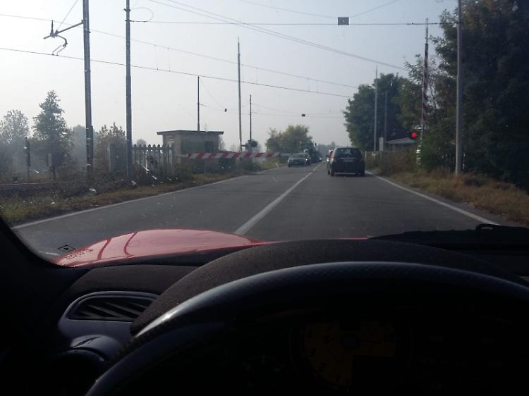 Paura e allarme per le sbarre alzate al passaggio a livello