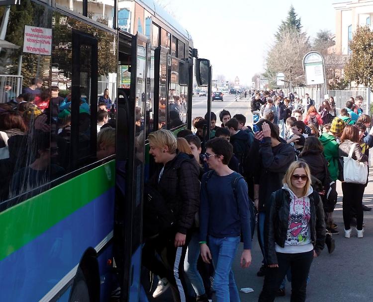 Bus, 'costretti a viaggiare in piedi': rabbia di chi  lavora e studia a Milano