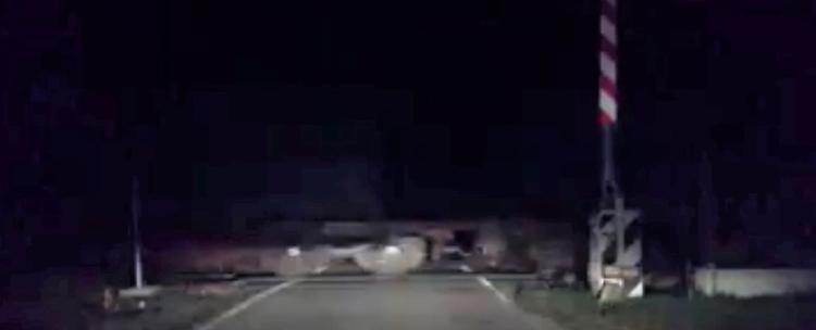 Allarme, ancora sbarre alzate al passaggio a livello