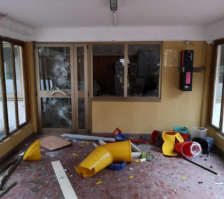 Vetri sfasciati e locali a soqquadro: fermati tre ragazzini