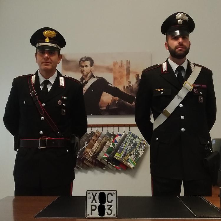 Targa contraffatta sul ciclomotore, denunciato 38enne
