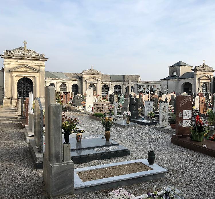 Furto d'arte su una lapide al cimitero di Vho