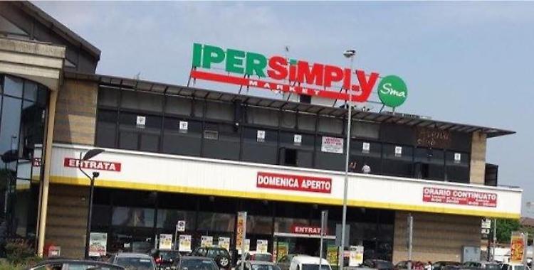Indossa costume da donna adattato per furti, denunciato 30enne