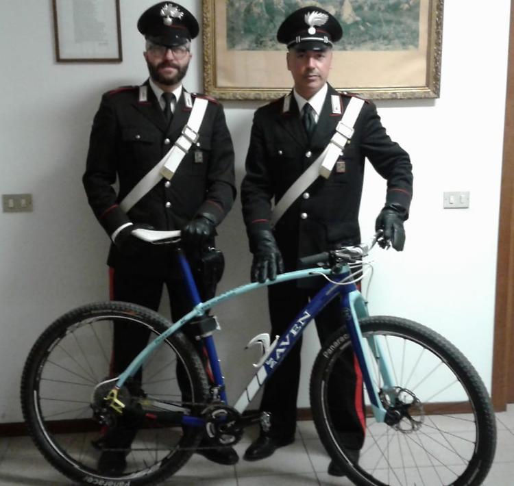 In sella a una bici rubata, denunciato un 18enne di Rivolta