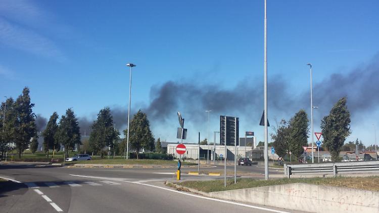 A fuoco un capannone sulla Castelleonese