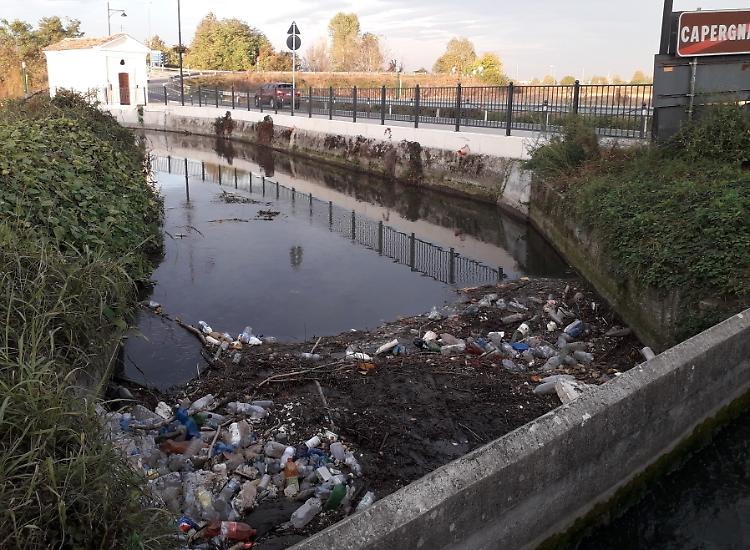 Ombriano, roggia Acquarossa una discarica galleggiante
