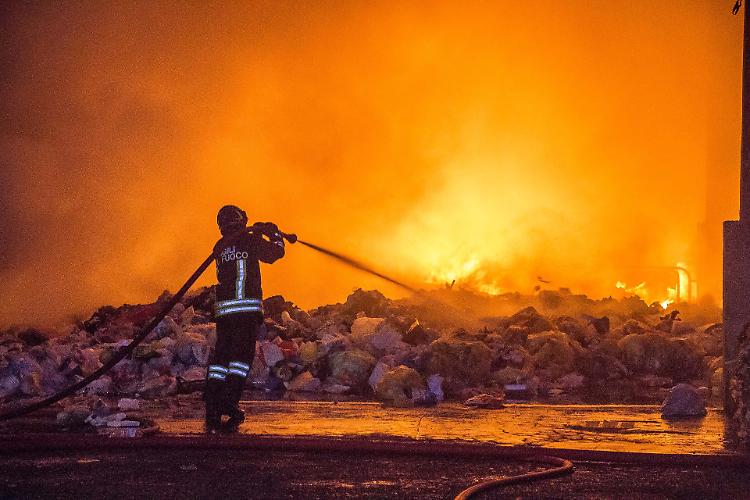 Nube nera, bruciano i rifiuti in via san Rocco