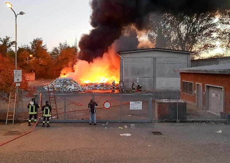 Incendio in discarica, al vaglio ipotesi inquinamento e origine del rogo