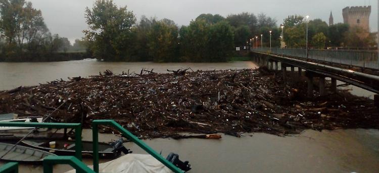 Adda in piena, detriti sotto il ponte: chiusura