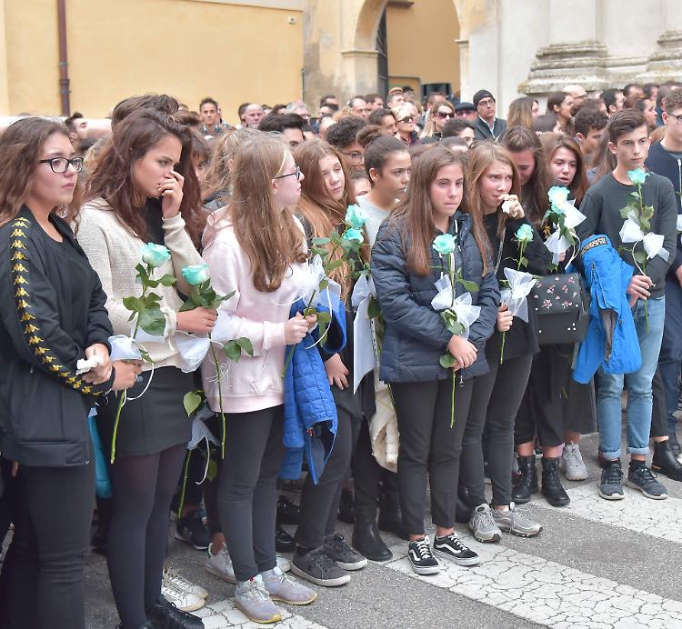 Addio alla 'fatina': "Adesso aiutaci dal cielo"