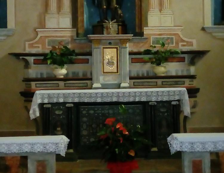 Intrusione sacrilega, due coltelli conficcati sull’altare