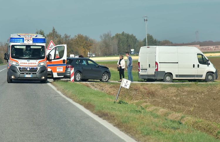 Tamponamento fra tre auto, sei persone coinvolte: nessun ferito grave
