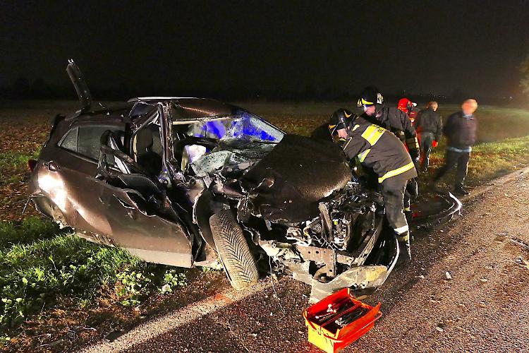 Auto tampona un trattore, tre feriti