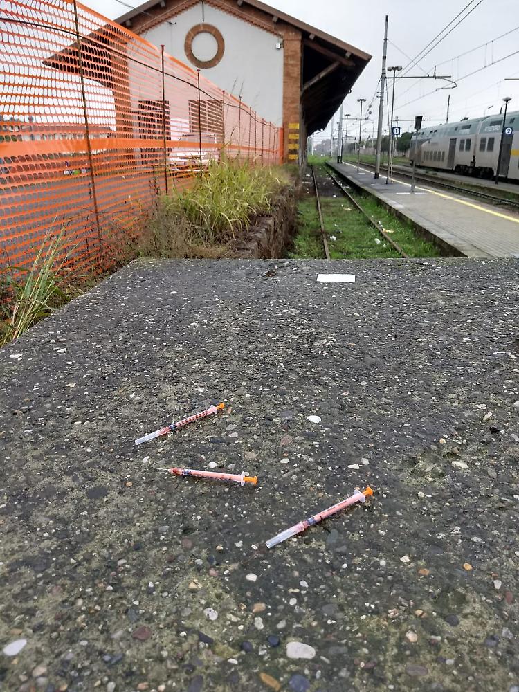 Siringhe alla stazione ferroviaria