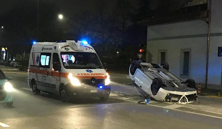 Un'auto si ribalta in via Mantova, 