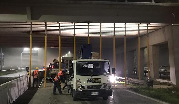 Trave lesionata: via Mantova ‘dimezzata’, code infinite