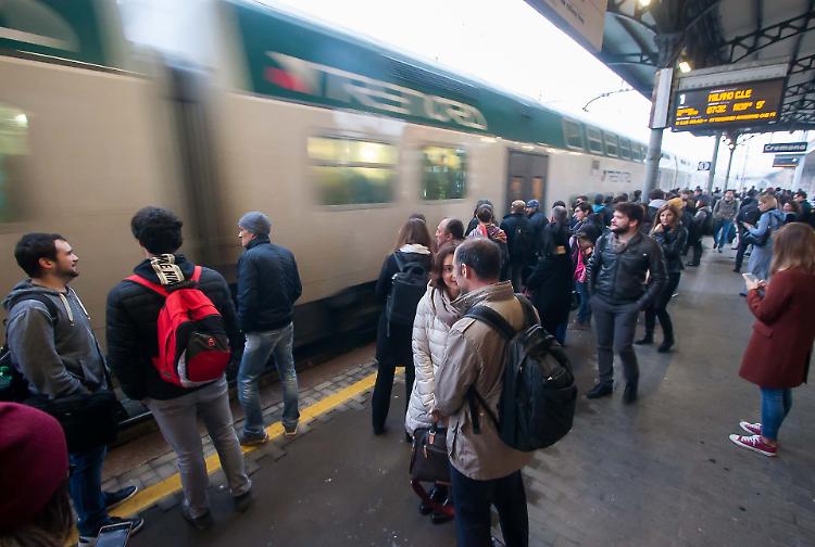 In viaggio con i pendolari, c’è chi porta il  coprisedile