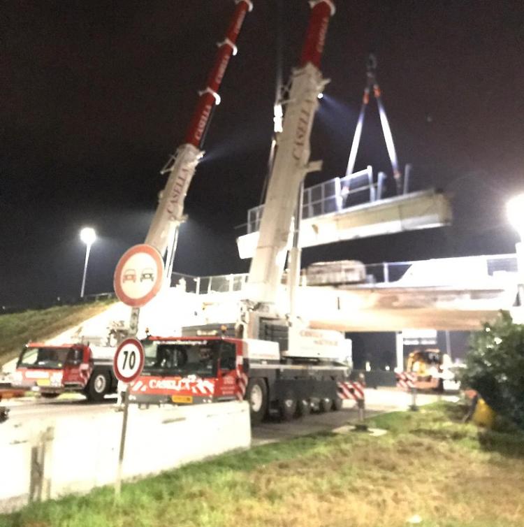 Nella notte il taglio e la rimozione della trave lesionata