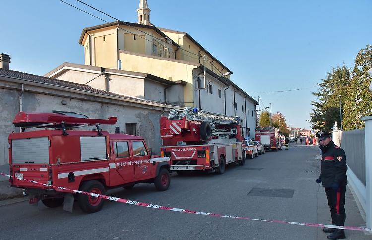 Roncadello, sale sul campanile e minaccia di buttarsi: salvato dai pompieri