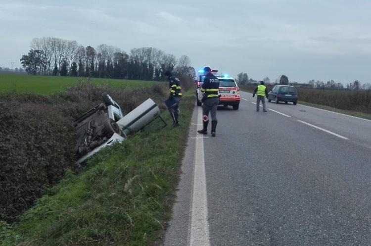 Con l'auto nel fosso, ferita 82enne di Cremona