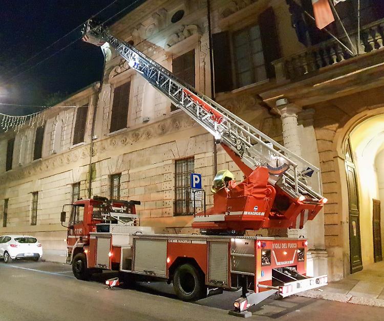 Pompieri a palazzo Vidoni, verifiche sui cornicioni